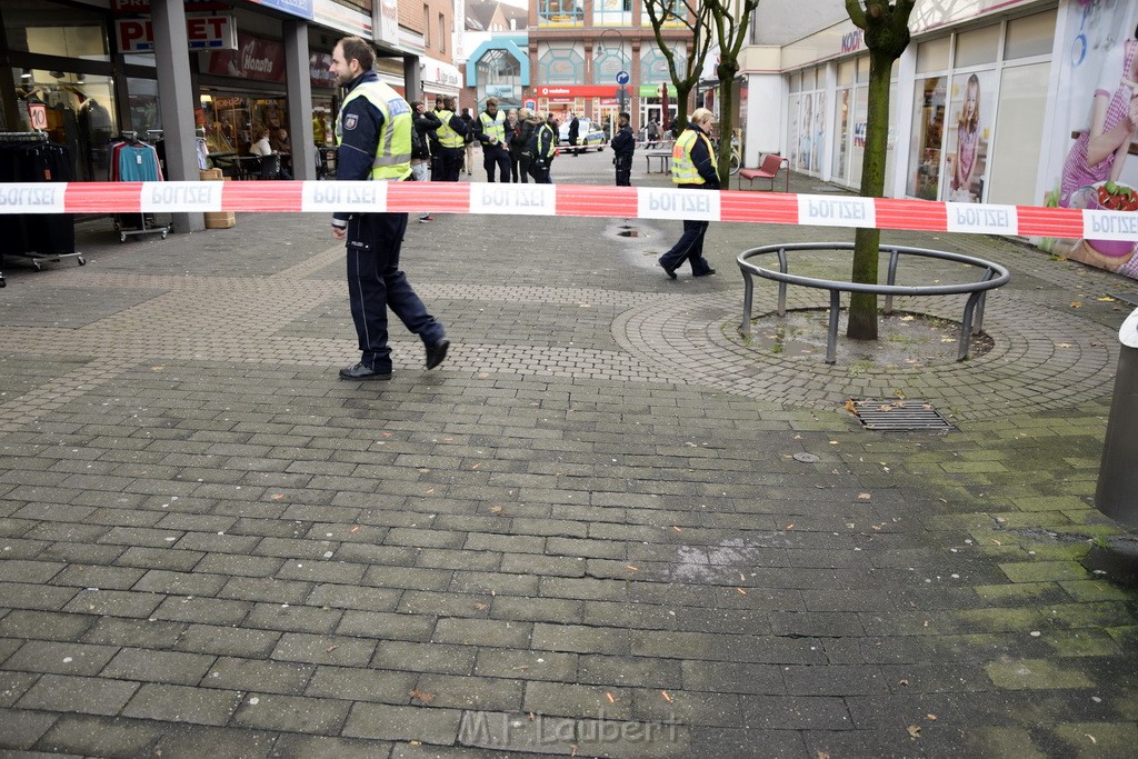 Einsatz BF Koeln Messerstecherei Koeln Porz Josefstr P60.JPG - Miklos Laubert